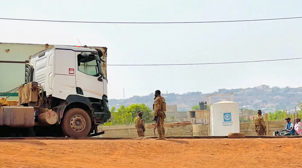 جنود ينفذون دورية قرب قاعدة «كاتي» الكبرى في مالي خارج العاصمة باماكو الاثنين (رويترز) 