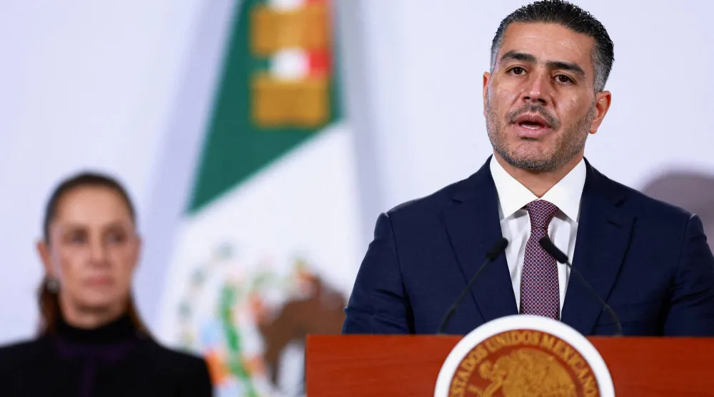 وزير الأمن المكسيكي عمر غارسيا حرفوش (رويترز)