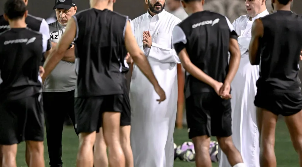 عبد العزيز المالك رئيس النادي خلال اجتماعه لاعبي الشباب (نادي الشباب)