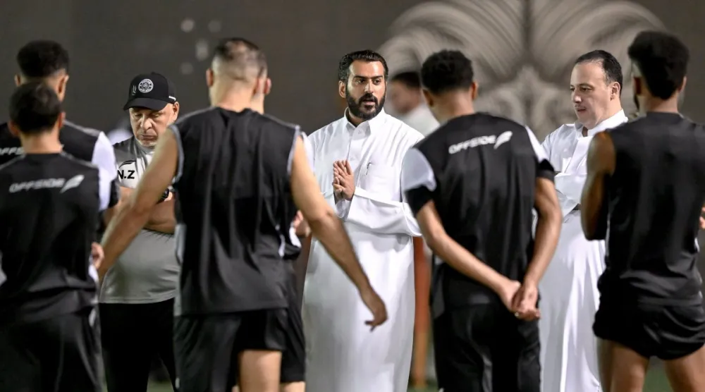 عبد العزيز المالك رئيس النادي خلال اجتماعه لاعبي الشباب (نادي الشباب)