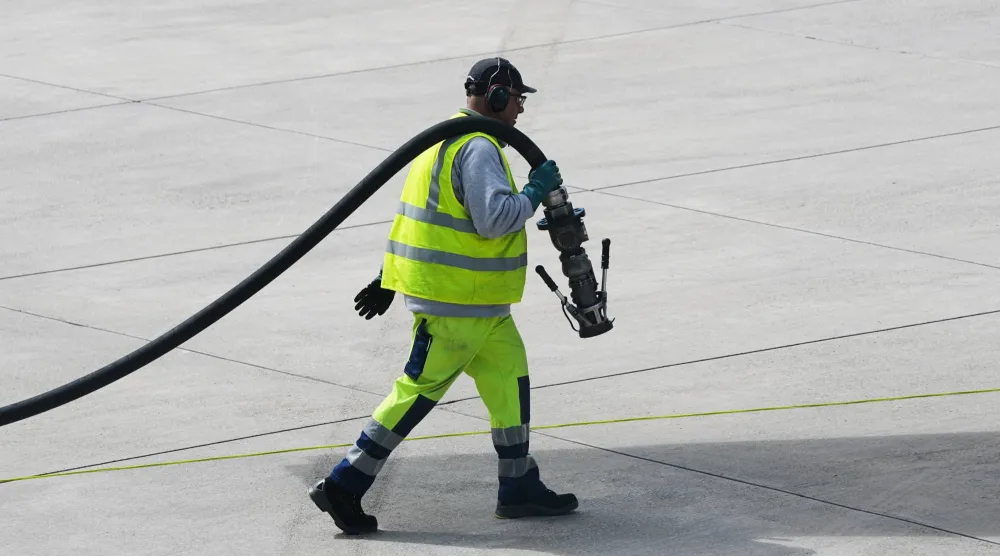 عامل في أحد مطارات ألمانيا (أ.ب)