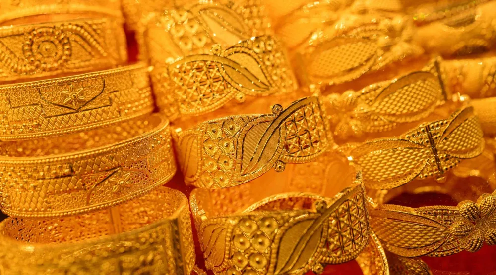 أساور ذهبية معروضة للبيع في متجر للذهب في البازار الكبير بإسطنبول (أ.ف.ب)