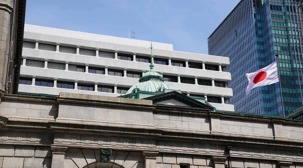 العلم الوطني الياباني يرفرف على جزء من مقر بنك اليابان في طوكيو (أ.ف.ب)