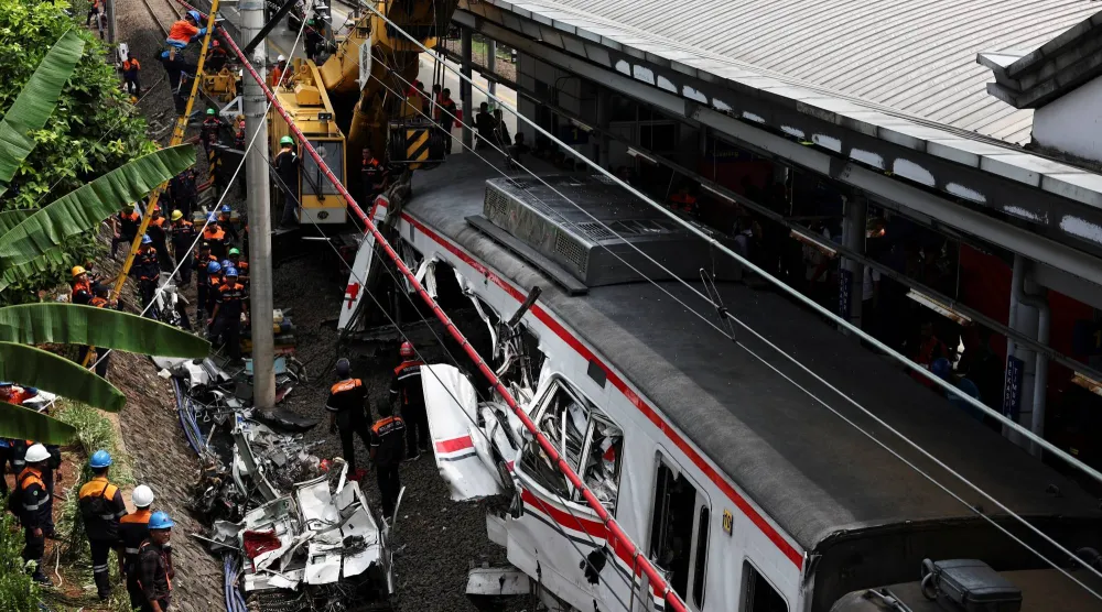 تصادم مميت بين قطار ركاب وقطار مسافات طويلة في بيكاسي على مشارف جاكرتا (رويترز)
