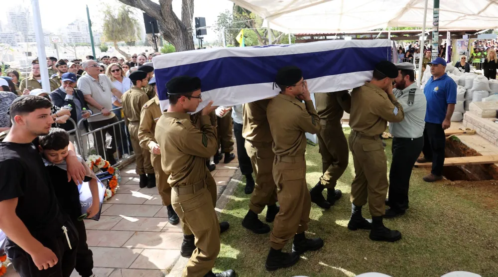 جنود يحملون نعش الجندي إيدان فوكس الذي قُتل في جنوب لبنان خلال جنازته في المقبرة العسكرية في بيتاح تكفا قرب تل أبيب أمس (د.ب.أ)