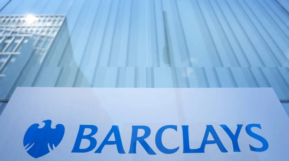 شعار بنك «باركليز» على لافتة خارج أحد فروع البنك في وستمنستر بوسط لندن (أ.ف.ب)