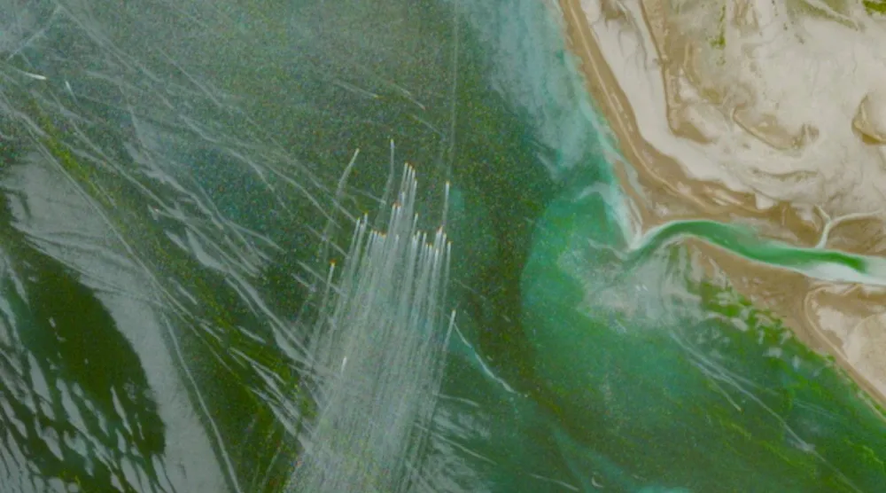 صورة من الأقمار الاصطناعية لمجموعة من الزوارق الصغيرة شمال مضيق هرمز (رويترز)