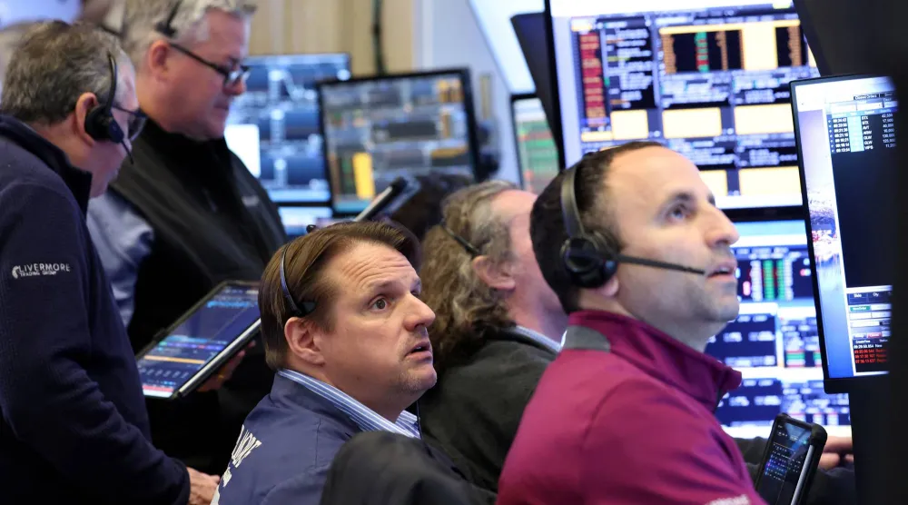 متداولون يعملون في بورصة نيويورك (رويترز)