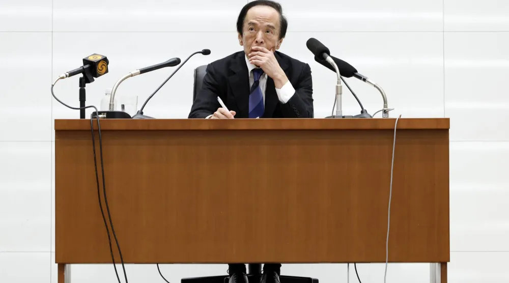 محافظ بنك اليابان كازو أويدا في مؤتمر صحافي بمقر البنك المركزي في العاصمة طوكيو يوم الثلاثاء (إ.ب.أ)