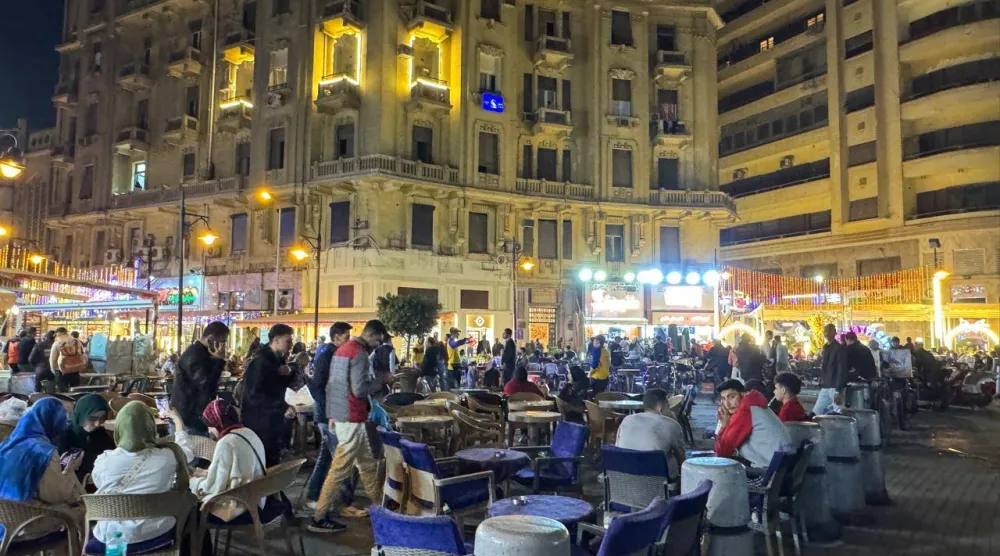 مصريون عبَّروا عن سعادتهم بعودة الأنوار إلى الشوارع (الشرق الأوسط)