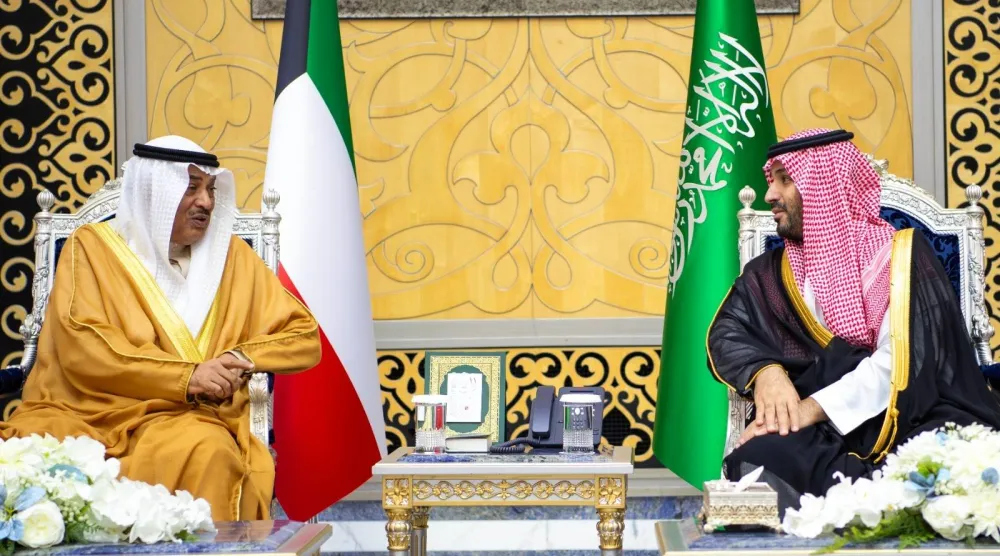 الأمير محمد بن سلمان ولي العهد رئيس مجلس الوزراء السعودي لدى استقباله ولي عهد الكويت الشيخ صباح خالد الحمد الصباح الذي وصل إلى جدة للمشاركة في القمة الخليجية (واس) 