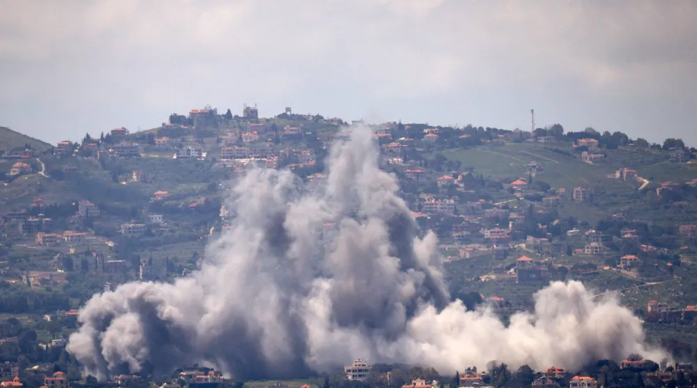 تصاعُد الدخان جراء الغارات الإسرائيلية على جنوب لبنان (رويترز)