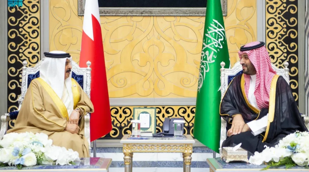 ملك البحرين في حديث مع ولي العهد السعودي عقب وصوله إلى جدة لحضور القمة الخليجية التشاورية (واس)