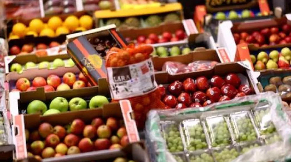 تُعرض الفواكه للبيع في سوق «نيو كوفنت غاردن» بلندن (رويترز)