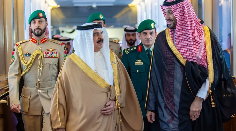 Prince Mohammed bin Salman, Saudi Crown Prince and Prime Minister, welcomes King of Bahrain Hamad bin Isa Al Khalifa in Jeddah on Tuesday ahead of the GCC summit. (SPA)