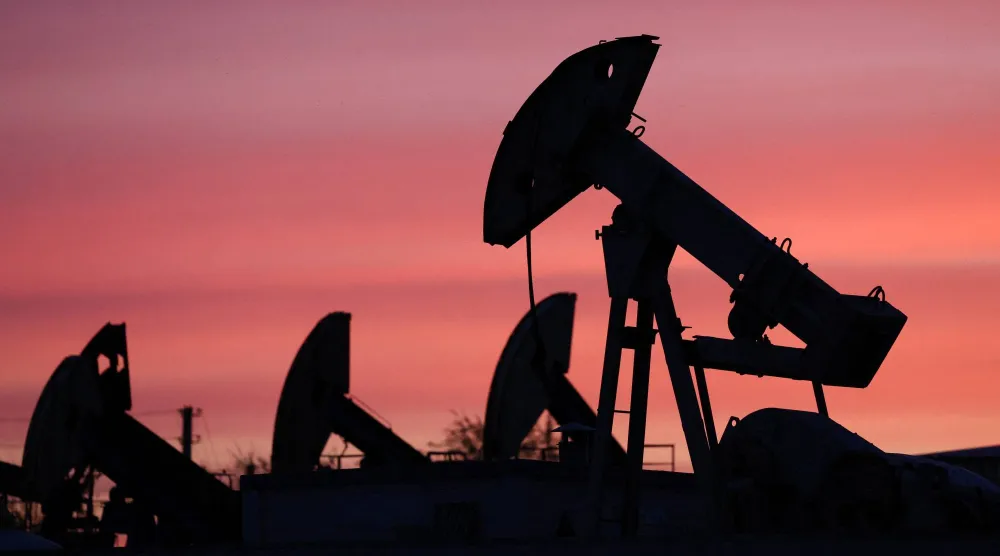 مضخات استخراج النفط في حقل آيرنكول النفطي الذي تديره شركة «كاسبيي نافت» بمنطقة أتيراو بكازاخستان (رويترز)