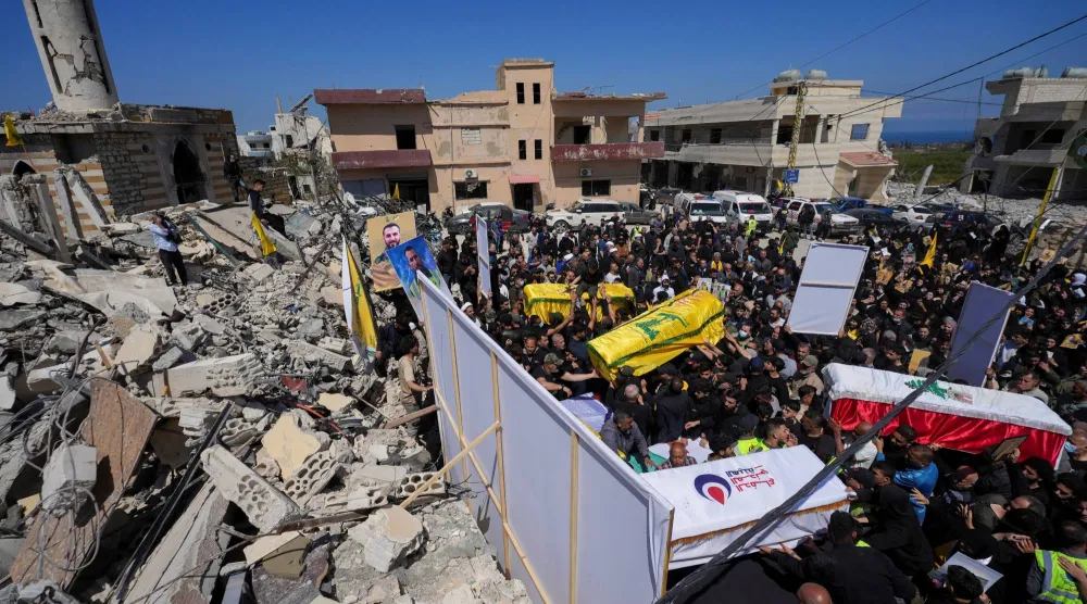 مشاركون في تشييع عدد من القتلى بينهم عناصر في «حزب الله» قتلوا خلال الحرب مع إسرائيل في بلدة المنصوري في جنوب لبنان (رويترز)