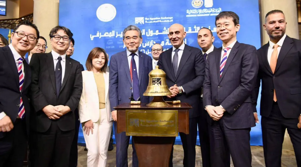 وزير التعليم المصري محمد عبد اللطيف يتوسط مجموعة يابانية خلال مبادرة لتشجيع الطلاب على التداول في البورصة (وزارة التربية والتعليم)