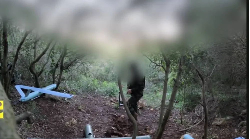 لقطة من فيديو لعنصر من «حزب الله» يجهِّز مسيّرات لإطلاقها باتجاه الأراضي الإسرائيلية
