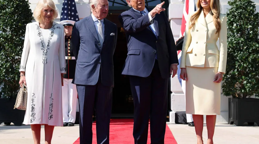 الرئيس الأميركي دونالد ترمب والسيدة الأولى ميلانيا ترمب يستقبلان ملك بريطانيا تشارلز الثالث وملكة بريطانيا كاميلا في البيت الأبيض بواشنطن يوم الاثنين (أ.ف.ب)