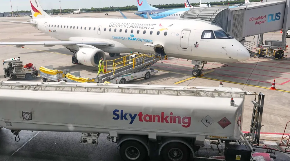 شاحنات تنقل وقود الطائرات في مطار دوسلدورف وسط مخاوف نقص الكيروسين (أ.ب)