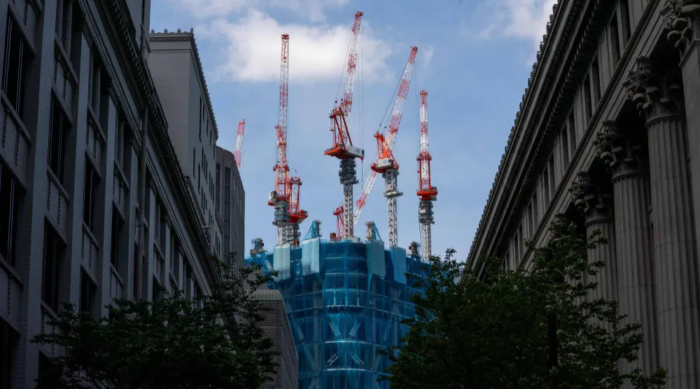 رافعات وأعمال بناء في العاصمة اليابانية طوكيو (أ.ف.ب)