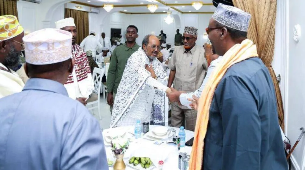 الرئيس الصومالي خلال لقائه زعماء ومسؤولين من مختلف أنحاء البلاد (وكالة الأنباء الصومالية)