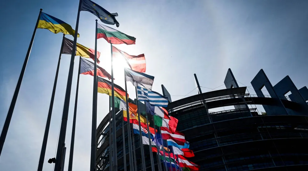 العلم الأوروبي محاطاً بأعلام دول الاتحاد وهي ترفرف أمام مبنى «لويس فايس» بمقر البرلمان الأوروبي في ستراسبورغ (أ.ف.ب)