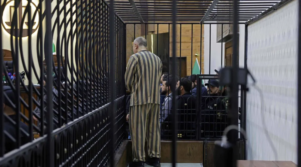 رئيس الأمن السياسي السابق في محافظة درعا جنوب سوريا عاطف نجيب يحضر الجلسة الأولى لمحاكمته في قصر العدل بدمشق 26 أبريل (أ.ف.ب)