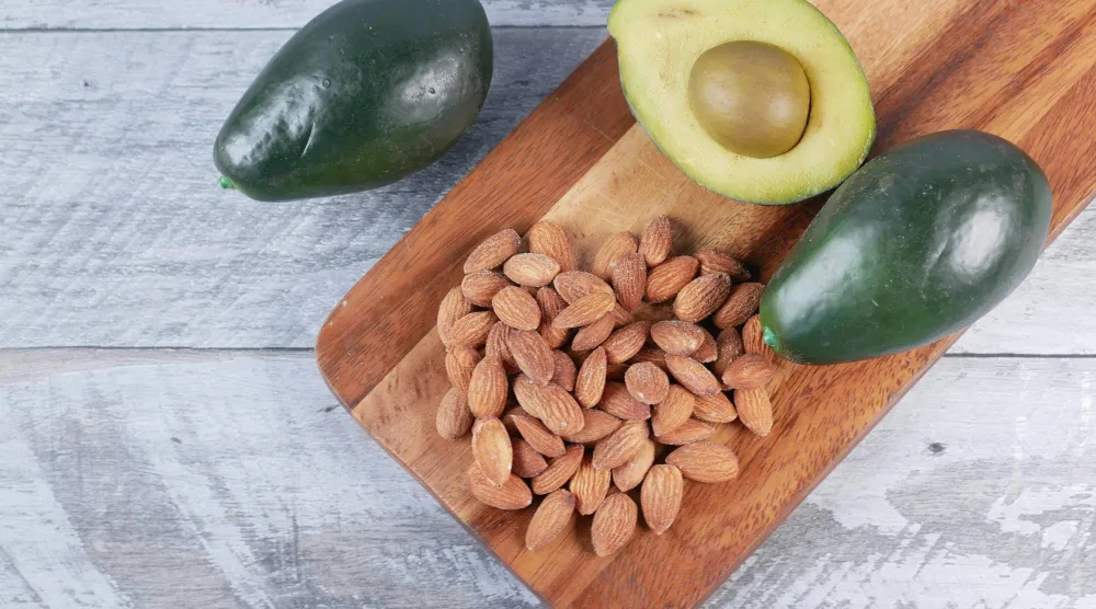 الأفوكادو واللوز يمكن اعتبارهما خيارين ممتازين ضمن نظام غذائي صحي للقلب (بيكسلز)