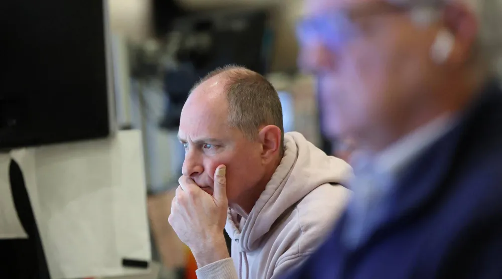 متداولون يعملون في بورصة نيويورك (رويترز) 