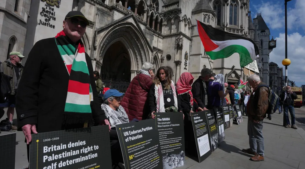 أنصار منظمة «فلسطين أكشن» ينظّمون احتجاجاً خارج المحكمة الملكية للعدل في لندن 28 أبريل 2026 (أ.ب)