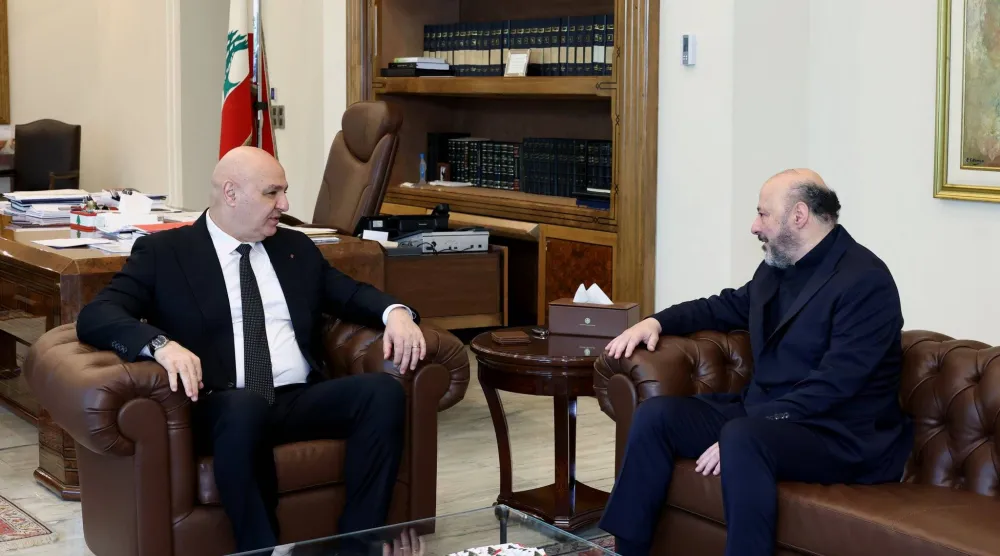 الرئيس جوزيف عون مستقبلاً النائب ملحم رياضي موفداً من رئيس حزب «القوات» سمير جعجع (الرئاسة اللبنانية)