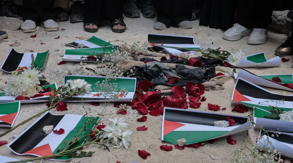 ورود وأعلام سورية بعد الإعلان عن القبض على المتهم بارتكاب «مجزرة التضامن» في الحي جنوب دمشق الجمعة الماضي (إ.ب.أ)