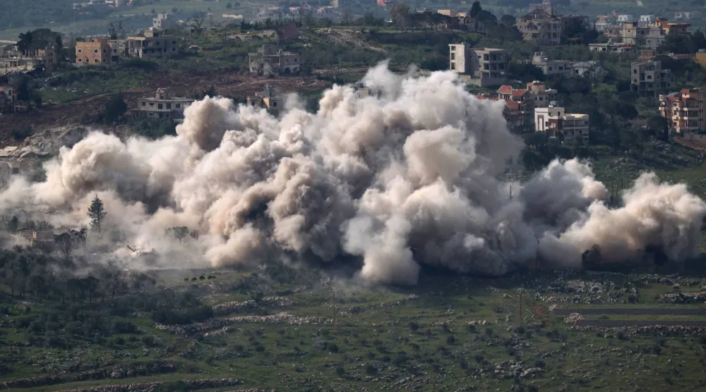 دخان يتصاعد في عمليات هدم إسرائيلية لبلدة الطيبة بجنوب لبنان (إ.ب.أ)