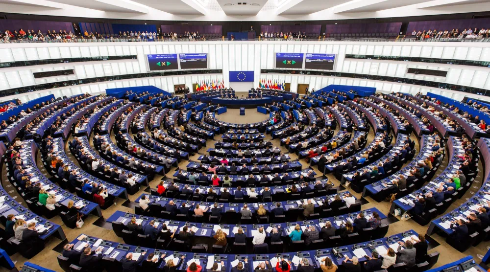 أعضاء البرلمان الأوروبي يجلسون في قاعة الجلسات العامة لمبنى البرلمان في ستراسبورغ بفرنسا 22 أكتوبر 2025 (د.ب.أ)