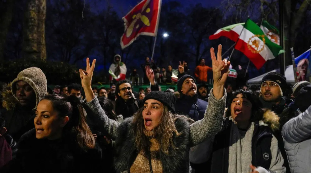 متظاهرون مناهضون للنظام الإيراني يشاركون في مسيرة احتجاجية أمام السفارة الإيرانية في لندن يوم 10 يناير 2026 (أ.ف.ب)