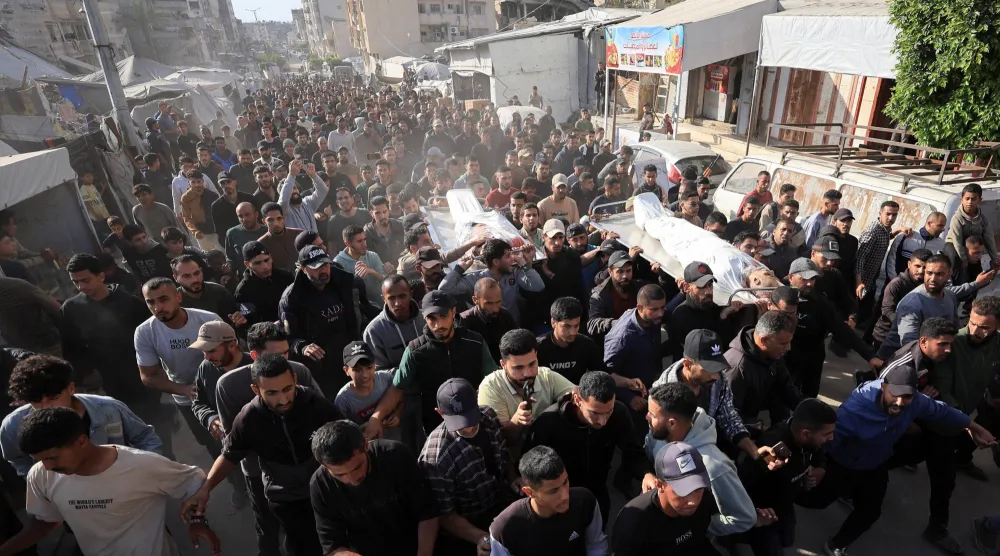 فلسطينيون يشيعون ضحايا غارة إسرائيلية في مدينة غزة الثلاثاء (رويترز)