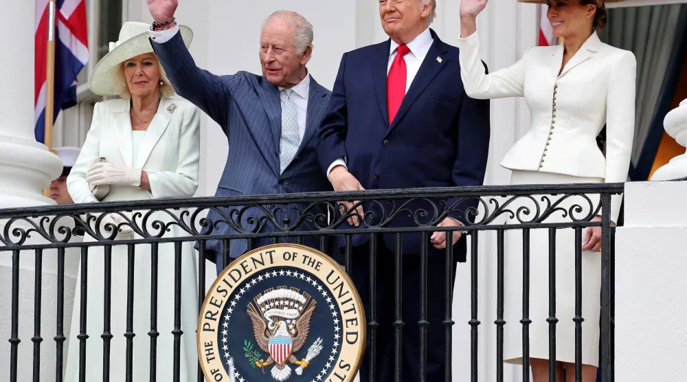 الملكة كاميلا والملك تشارلز الثالث والرئيس الأميركي دونالد ترمب والسيدة الأولى ميلانيا ترمب يشاهدون استعراضاً عسكرياً من شرفة الرواق الجنوبي خلال مراسم الاستقبال الرسمية في الحديقة الجنوبية للبيت الأبيض 28 أبريل 2026 في العاصمة واشنطن (رويترز)