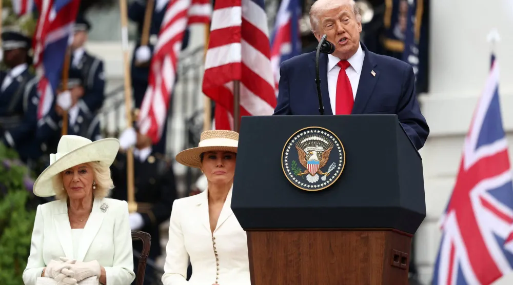 الرئيس الأميركي دونالد ترمب يتحدث بجوار الملكة كاميلا والسيدة الأولى ميلانيا ترمب خلال مراسم استقبال الملك البريطاني تشارلز والملكة كاميلا في الحديقة الجنوبية للبيت الأبيض في العاصمة واشنطن 28 أبريل 2026 (رويترز)