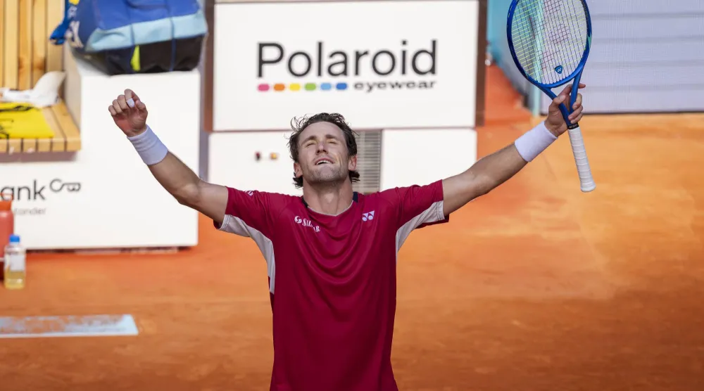 النرويجي كاسبر رود يحتفل بتأهله في مدريد (د.ب.أ) 