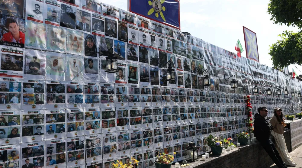 جدار تذكاري مخصص لضحايا هجمات 7 أكتوبر في إسرائيل والإيرانيين الذين قتلوا في الاحتجاجات الأخيرة في بلادهم بلندن (رويترز)