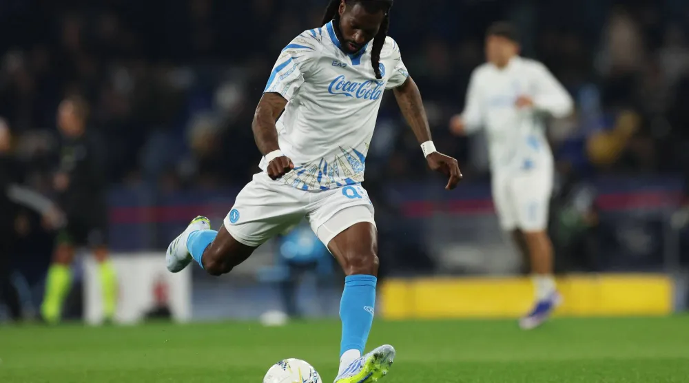 الكاميروني فرانك زامبو إنغويسا لاعب نابولي (رويترز) 