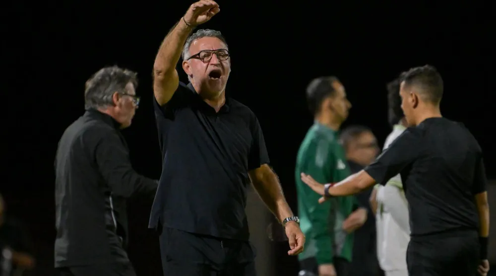 الفرنسي كريستوف غالتييه مدرب فريق نيوم (تصوير: علي خمج)