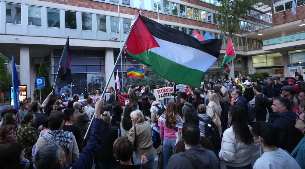 أشخاص يتظاهرون أمام مقر التلفزيون الحكومي في بلغراد بصربيا في 28 أبريل 2026 احتجاجاً على مشاركة إسرائيل في مسابقة الأغنية الأوروبية «يوروفيجن» (أ.ب)