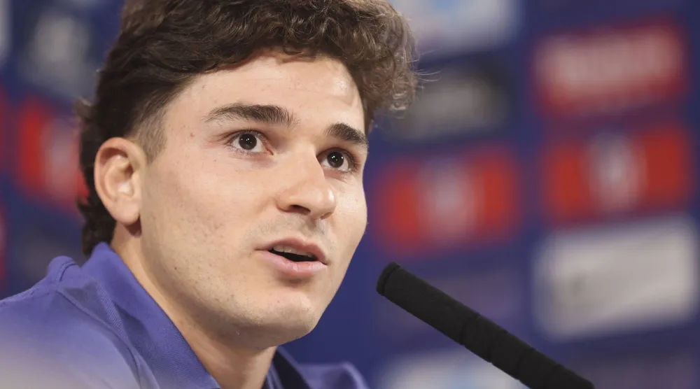 الأرجنتيني خوليان ألفاريز مهاجم أتلتيكو مدريد (إ.ب.أ)