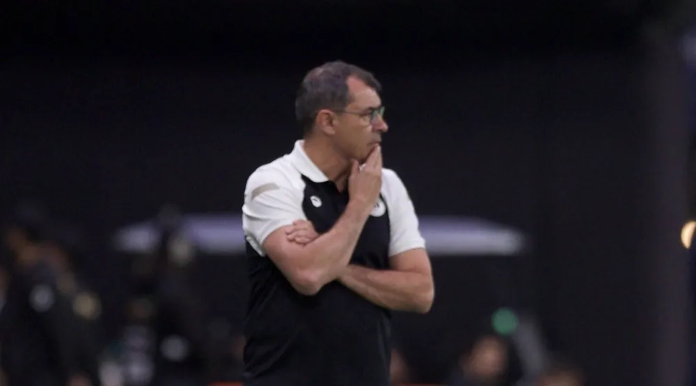 البرازيلي فابيو كاريلي مدرب فريق ضمك (تصوير: نايف العتيبي) 