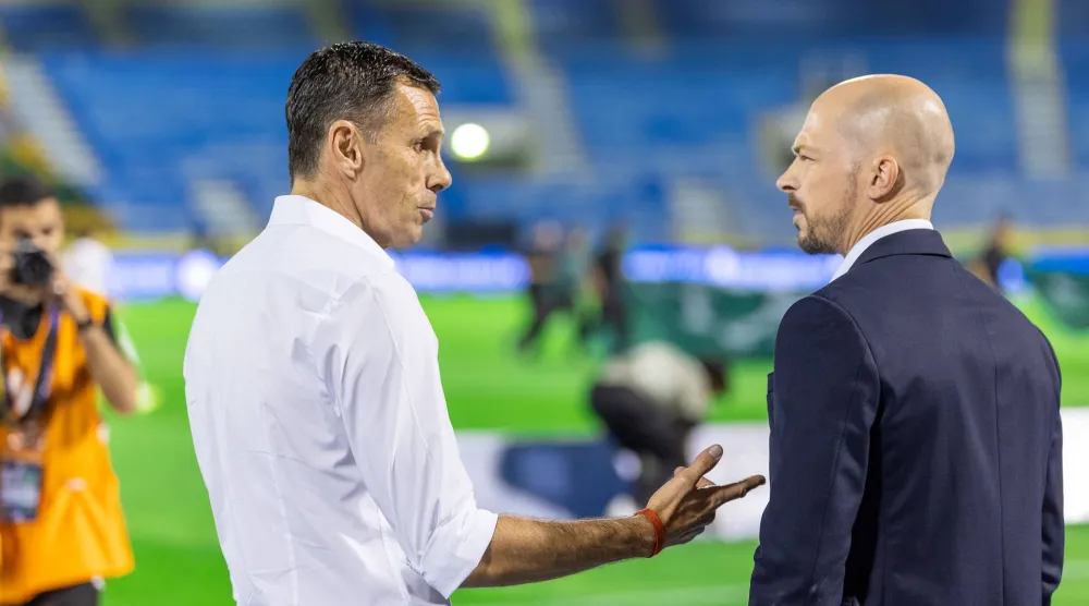 المايسترو مدرب النجمة في حديث مع غوستافو بويت مدرب الخليج (تصوير: عيسى الدبيسي) 