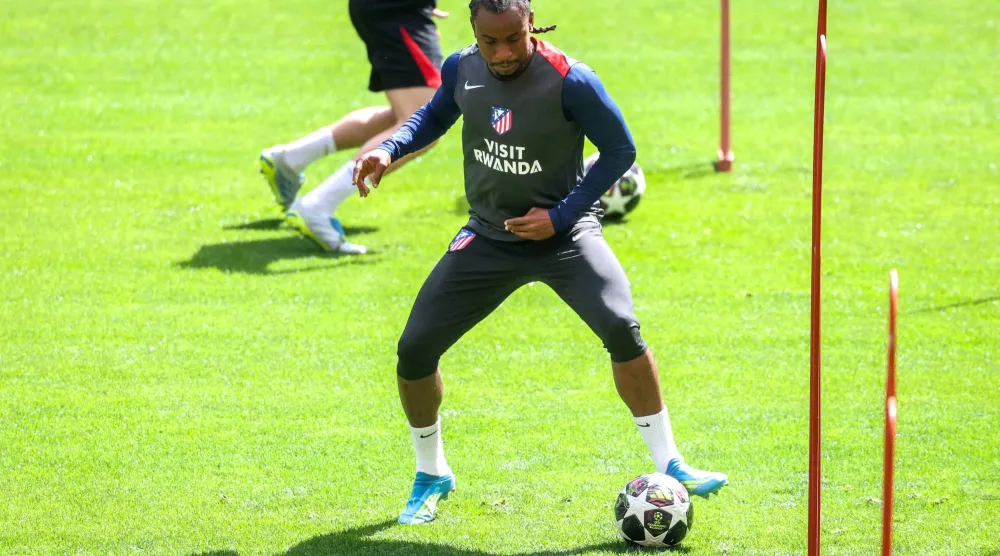 النيجيري أديمولا لوكمان نجم أتليتكو مدريد (أ.ف.ب)