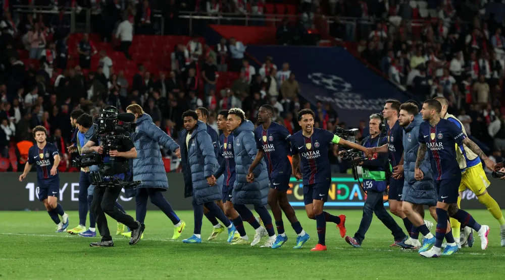 لاعبو باريس سان جيرمان يحيون جماهيرهم بعد الفوز على بايرن (إ.ب.أ)